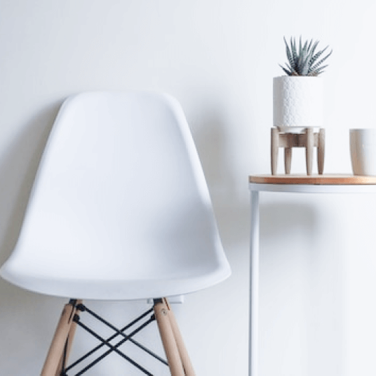 写真:白い椅子と小さな観葉植物