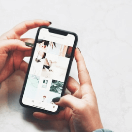 写真:スマホで検索をする手元