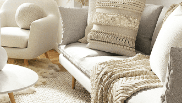 写真:白とベージュを基準とした家具が配置されてる部屋写真のソファーとクッションが切り取られています。