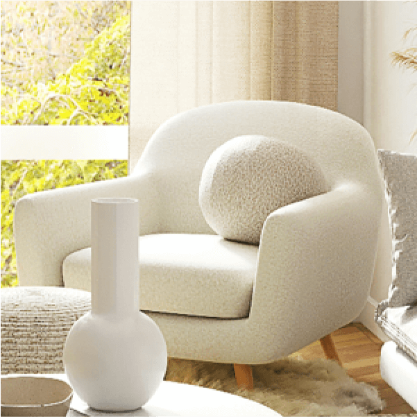 写真:白い丸みのあるソファーです