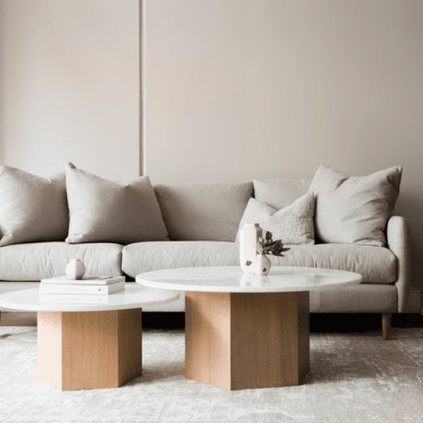 写真:白い大きなソファーと木を用いた机が並べられています